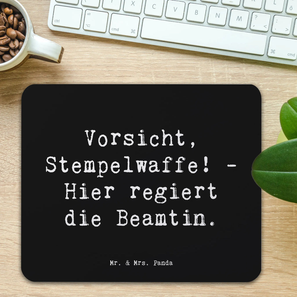 Mouse mat Saying Vorsicht, Stempelwaffe! - Hier regiert die Beamtin. Büroausstattung, Computer zubehör, Designer Mauspad, PC Zubehör, Einzigartiges Mauspad, Mousepad, Arbeitszimmer, Mauspad, Mauspad Büro, Mausunterlage, Beruf, Ausbildung, Jubiläum, Abschied, Rente, Kollege, Kollegin, Geschenk, Schenken, Arbeitskollege, Mitarbeiter, Firma, Danke, Dankeschön