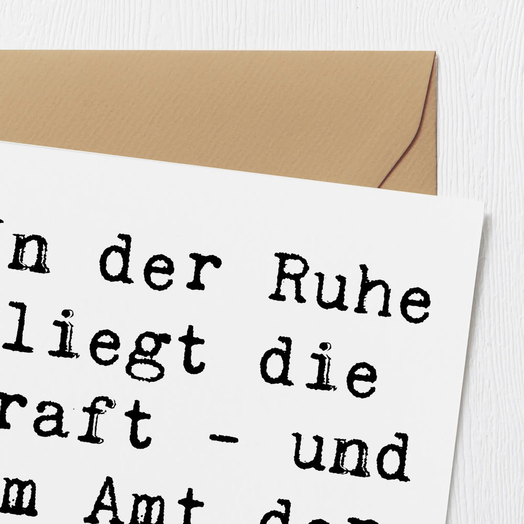 Deluxe Card Saying In der Ruhe liegt die Kraft - und im Amt der Stempel. Hochwertige Grußkarte, Hochzeitskarte, Klappkarte, Geburtstagskarte, Hochwertige Klappkarte, Grußkarte, Glückwunschkarte, Karte, Einladungskarte, Beruf, Ausbildung, Jubiläum, Abschied, Rente, Kollege, Kollegin, Geschenk, Schenken, Arbeitskollege, Mitarbeiter, Firma, Danke, Dankeschön