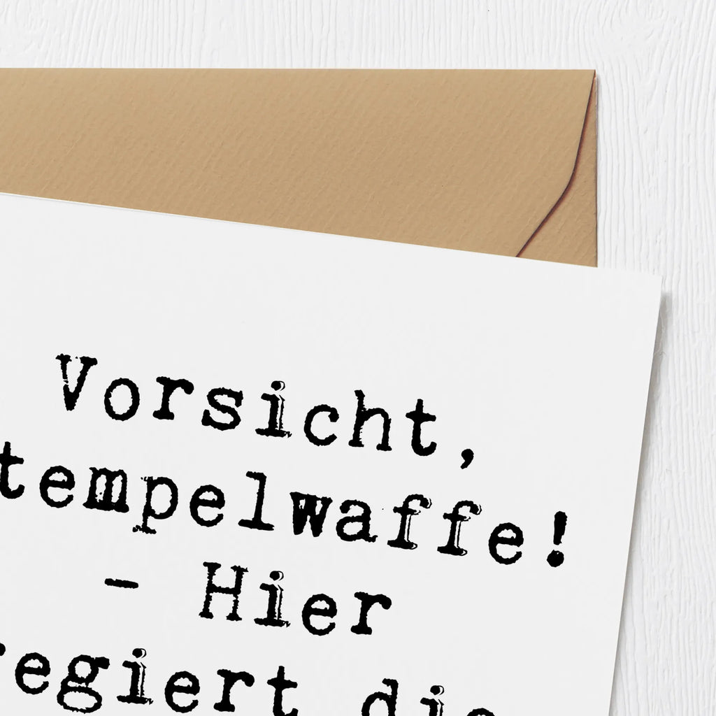 Deluxe Card Saying Vorsicht, Stempelwaffe! - Hier regiert die Beamtin. Karte, Geburtstagskarte, Einladungskarte, Grußkarte, Hochwertige Grußkarte, Hochzeitskarte, Glückwunschkarte, Klappkarte, Hochwertige Klappkarte, Beruf, Ausbildung, Jubiläum, Abschied, Rente, Kollege, Kollegin, Geschenk, Schenken, Arbeitskollege, Mitarbeiter, Firma, Danke, Dankeschön