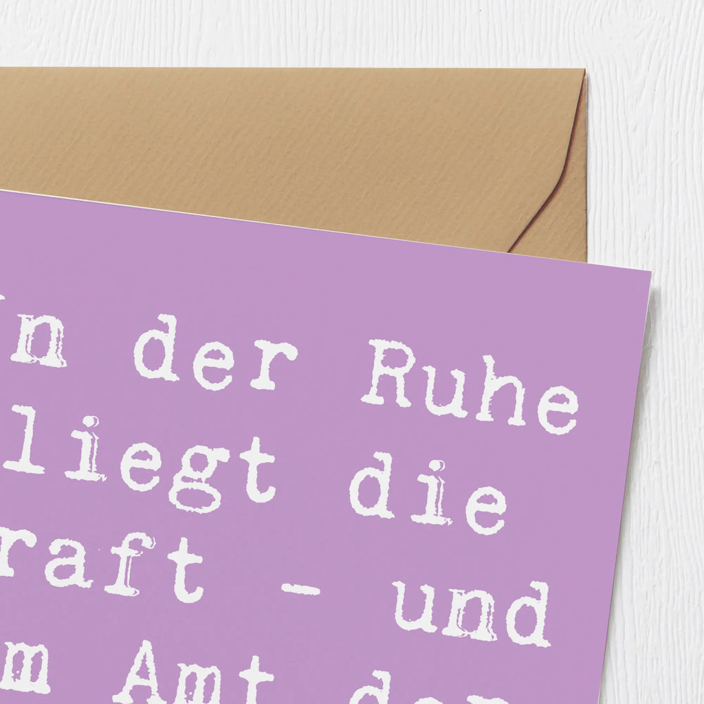 Deluxe Card Saying In der Ruhe liegt die Kraft - und im Amt der Stempel. Hochwertige Grußkarte, Hochzeitskarte, Klappkarte, Geburtstagskarte, Hochwertige Klappkarte, Grußkarte, Glückwunschkarte, Karte, Einladungskarte, Beruf, Ausbildung, Jubiläum, Abschied, Rente, Kollege, Kollegin, Geschenk, Schenken, Arbeitskollege, Mitarbeiter, Firma, Danke, Dankeschön