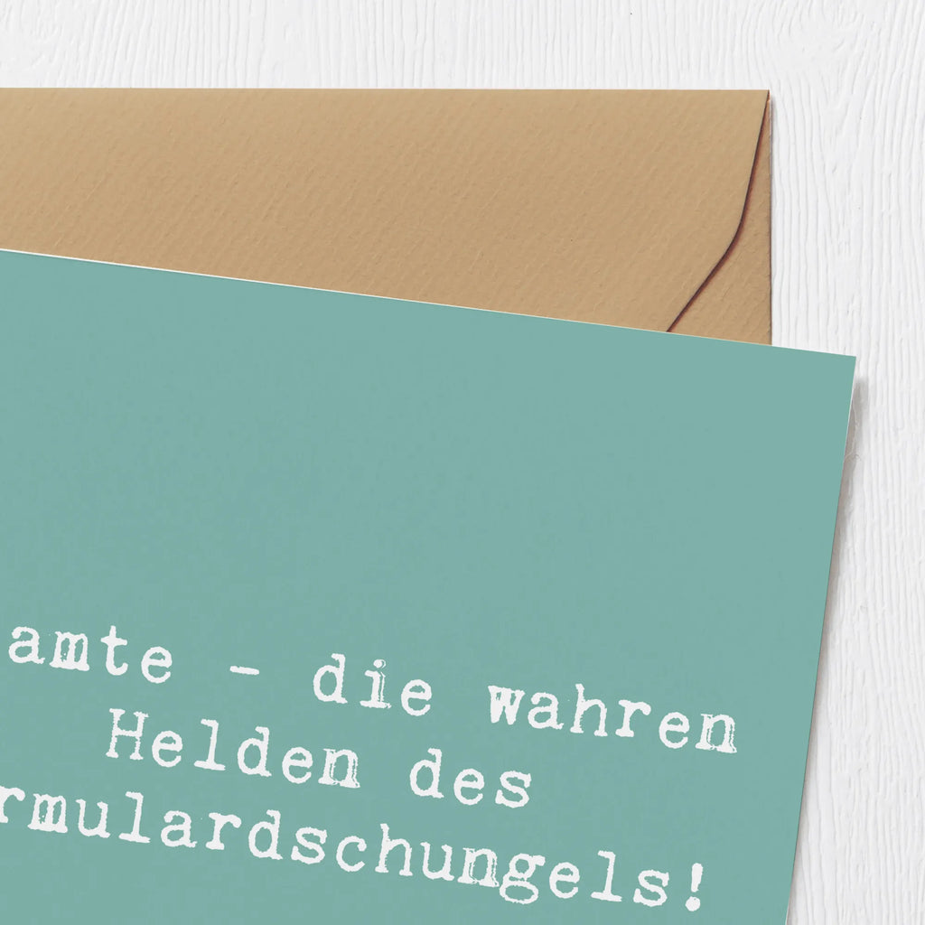 Deluxe Card Saying Beamte - die wahren Helden des Formulardschungels! Klappkarte, Karte, Einladungskarte, Hochwertige Klappkarte, Glückwunschkarte, Hochzeitskarte, Geburtstagskarte, Grußkarte, Hochwertige Grußkarte, Beruf, Ausbildung, Jubiläum, Abschied, Rente, Kollege, Kollegin, Geschenk, Schenken, Arbeitskollege, Mitarbeiter, Firma, Danke, Dankeschön