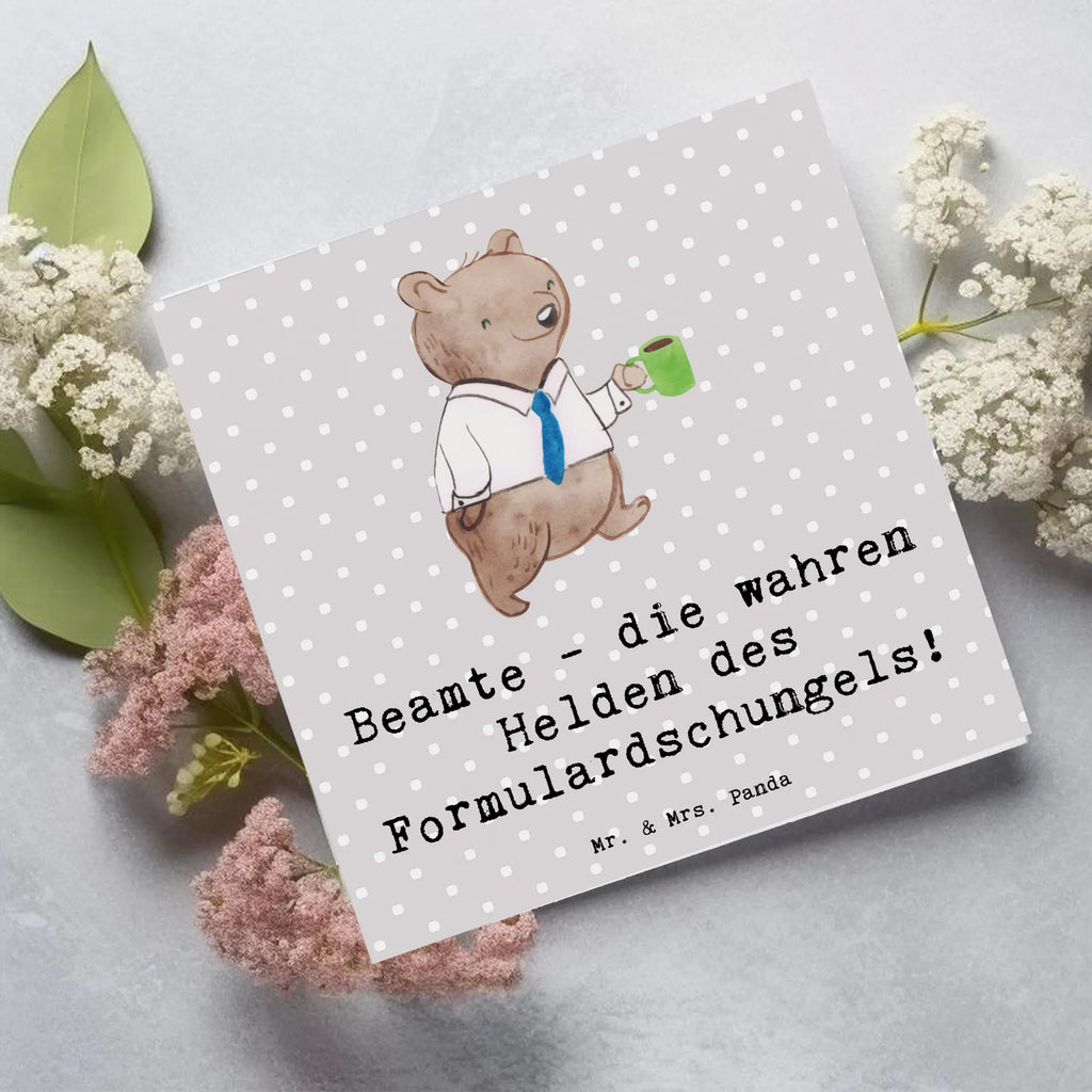 Deluxe Card Beamte - die wahren Helden des Formulardschungels! Grußkarte, Einladungskarte, Karte, Hochzeitskarte, Hochwertige Klappkarte, Hochwertige Grußkarte, Klappkarte, Glückwunschkarte, Geburtstagskarte, Beruf, Ausbildung, Jubiläum, Abschied, Rente, Kollege, Kollegin, Geschenk, Schenken, Arbeitskollege, Mitarbeiter, Firma, Danke, Dankeschön