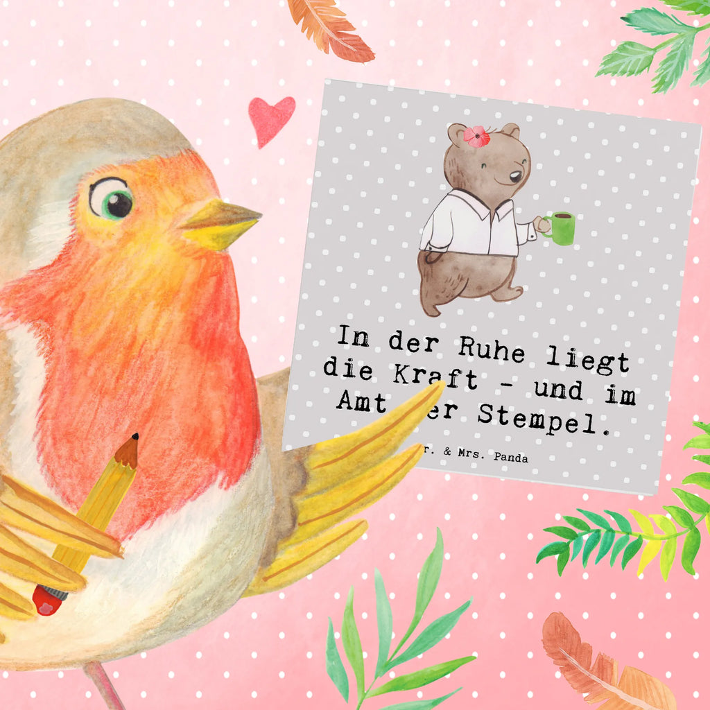 Deluxe Card In der Ruhe liegt die Kraft - und im Amt der Stempel. Glückwunschkarte, Geburtstagskarte, Grußkarte, Hochwertige Klappkarte, Karte, Hochzeitskarte, Hochwertige Grußkarte, Einladungskarte, Klappkarte, Beruf, Ausbildung, Jubiläum, Abschied, Rente, Kollege, Kollegin, Geschenk, Schenken, Arbeitskollege, Mitarbeiter, Firma, Danke, Dankeschön