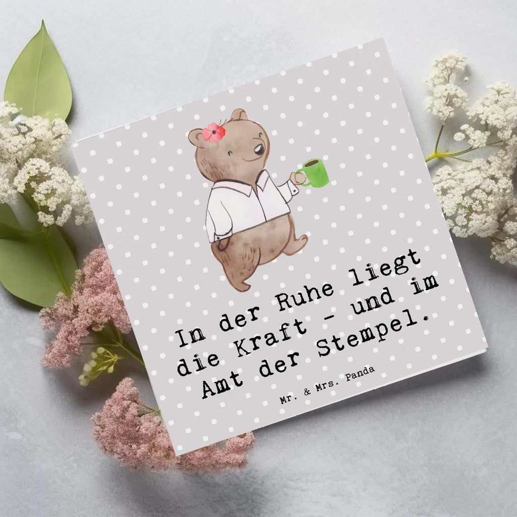 Deluxe Card In der Ruhe liegt die Kraft - und im Amt der Stempel. Glückwunschkarte, Geburtstagskarte, Grußkarte, Hochwertige Klappkarte, Karte, Hochzeitskarte, Hochwertige Grußkarte, Einladungskarte, Klappkarte, Beruf, Ausbildung, Jubiläum, Abschied, Rente, Kollege, Kollegin, Geschenk, Schenken, Arbeitskollege, Mitarbeiter, Firma, Danke, Dankeschön