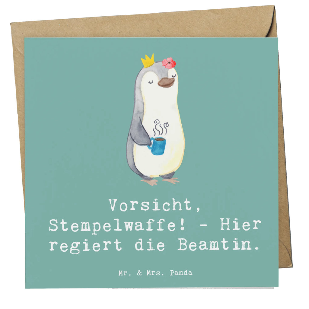 Deluxe Card Vorsicht, Stempelwaffe! - Hier regiert die Beamtin. Glückwunschkarte, Grußkarte, Hochwertige Klappkarte, Einladungskarte, Hochzeitskarte, Klappkarte, Hochwertige Grußkarte, Karte, Geburtstagskarte, Beruf, Ausbildung, Jubiläum, Abschied, Rente, Kollege, Kollegin, Geschenk, Schenken, Arbeitskollege, Mitarbeiter, Firma, Danke, Dankeschön