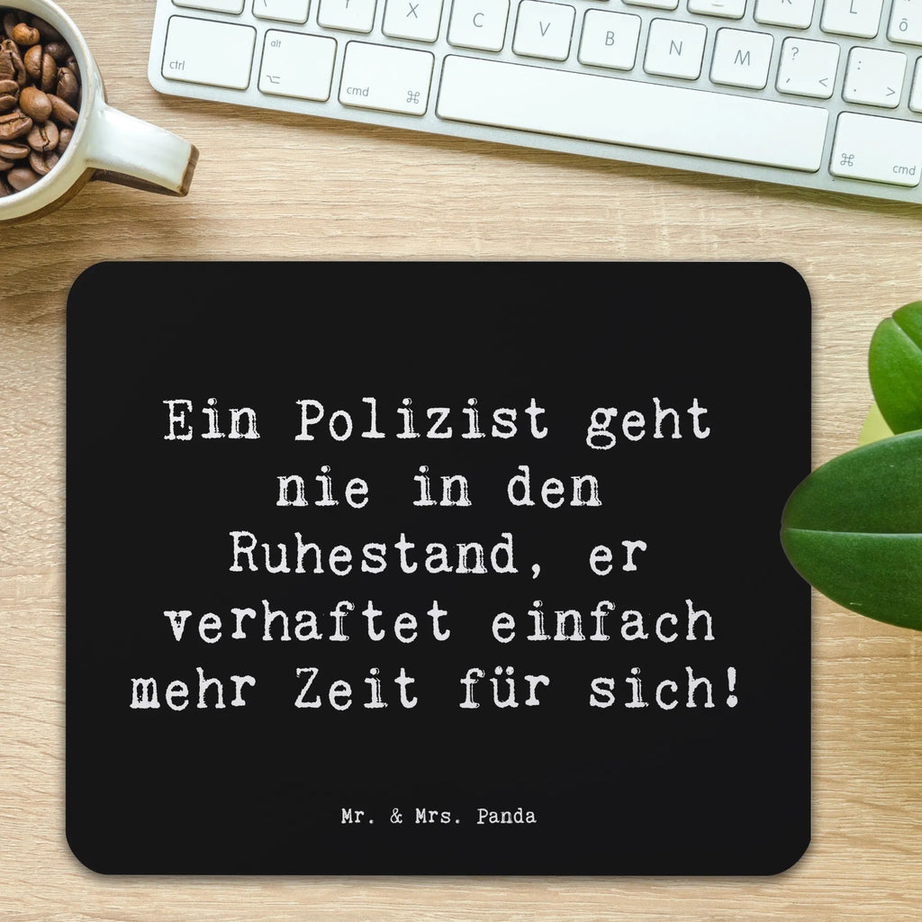 Mauspad Spruch Polizist Ruhestand Arbeitszimmer, Mausunterlage, Mauspad, Mousepad, Mauspad Büro, Designer Mauspad, Büroausstattung, Einzigartiges Mauspad, PC Zubehör, Computer zubehör, Beruf, Ausbildung, Jubiläum, Abschied, Rente, Kollege, Kollegin, Geschenk, Schenken, Arbeitskollege, Mitarbeiter, Firma, Danke, Dankeschön