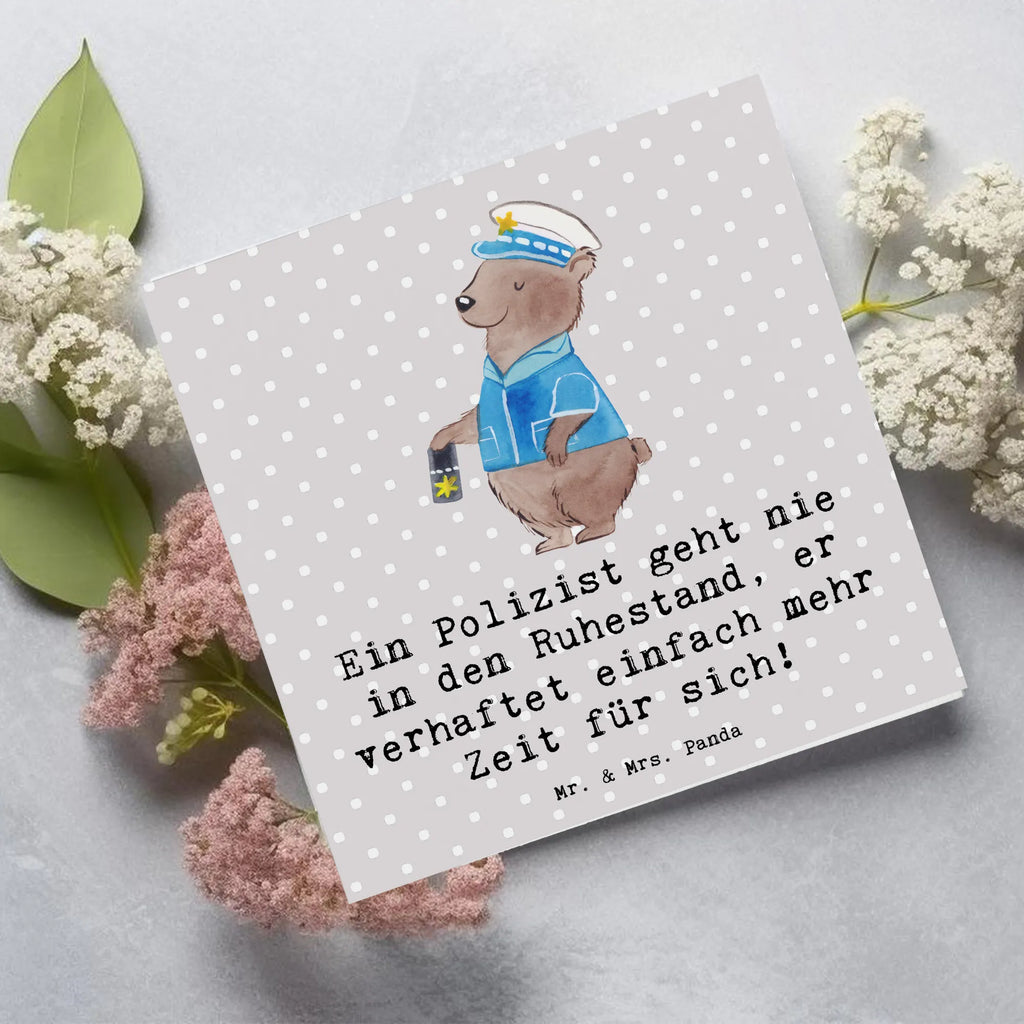 Deluxe Card Ein Polizist geht nie in den Ruhestand, er verhaftet einfach mehr Zeit für sich! Klappkarte, Grußkarte, Hochwertige Grußkarte, Karte, Hochwertige Klappkarte, Glückwunschkarte, Hochzeitskarte, Geburtstagskarte, Einladungskarte, Beruf, Ausbildung, Jubiläum, Abschied, Rente, Kollege, Kollegin, Geschenk, Schenken, Arbeitskollege, Mitarbeiter, Firma, Danke, Dankeschön