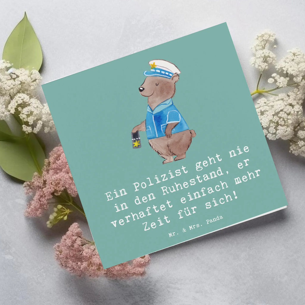 Deluxe Card Ein Polizist geht nie in den Ruhestand, er verhaftet einfach mehr Zeit für sich! Klappkarte, Grußkarte, Hochwertige Grußkarte, Karte, Hochwertige Klappkarte, Glückwunschkarte, Hochzeitskarte, Geburtstagskarte, Einladungskarte, Beruf, Ausbildung, Jubiläum, Abschied, Rente, Kollege, Kollegin, Geschenk, Schenken, Arbeitskollege, Mitarbeiter, Firma, Danke, Dankeschön