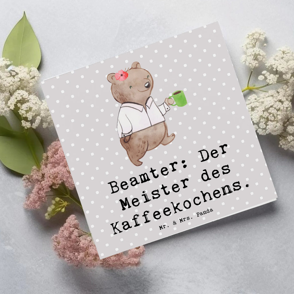 Deluxe Card Beamter: Der Meister des Kaffeekochens. Karte, Hochzeitskarte, Hochwertige Grußkarte, Einladungskarte, Grußkarte, Geburtstagskarte, Hochwertige Klappkarte, Klappkarte, Glückwunschkarte, Beruf, Ausbildung, Jubiläum, Abschied, Rente, Kollege, Kollegin, Geschenk, Schenken, Arbeitskollege, Mitarbeiter, Firma, Danke, Dankeschön