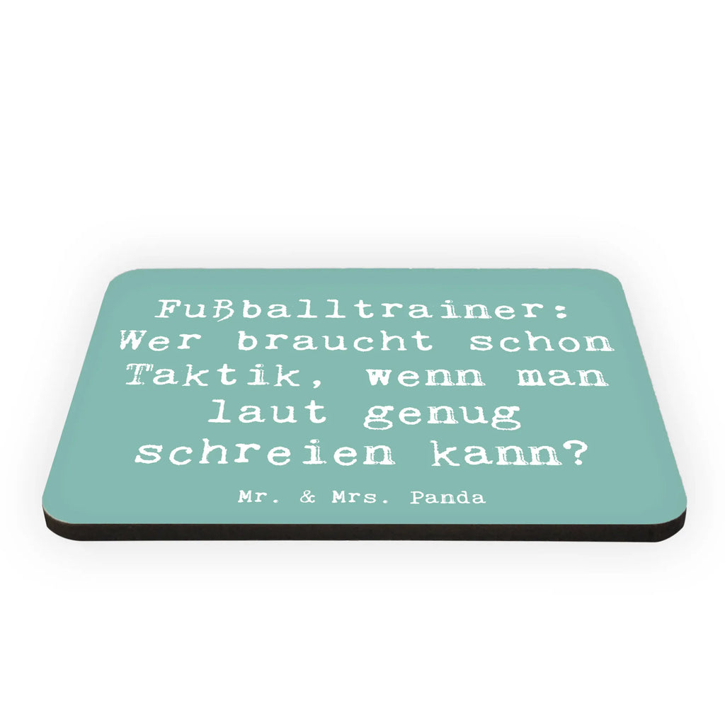 Magnet Saying Fußballtrainer: Wer braucht schon Taktik, wenn man laut genug schreien kann? Kühlschrankmagnet, Dekomagnet, Kühlschrank Dekoration, Notiz Magnet, Whiteboard Magnet, Motivmagnete, Pinnwandmagnet, Souvenir Magnet, Beruf, Ausbildung, Jubiläum, Abschied, Rente, Kollege, Kollegin, Geschenk, Schenken, Arbeitskollege, Mitarbeiter, Firma, Danke, Dankeschön
