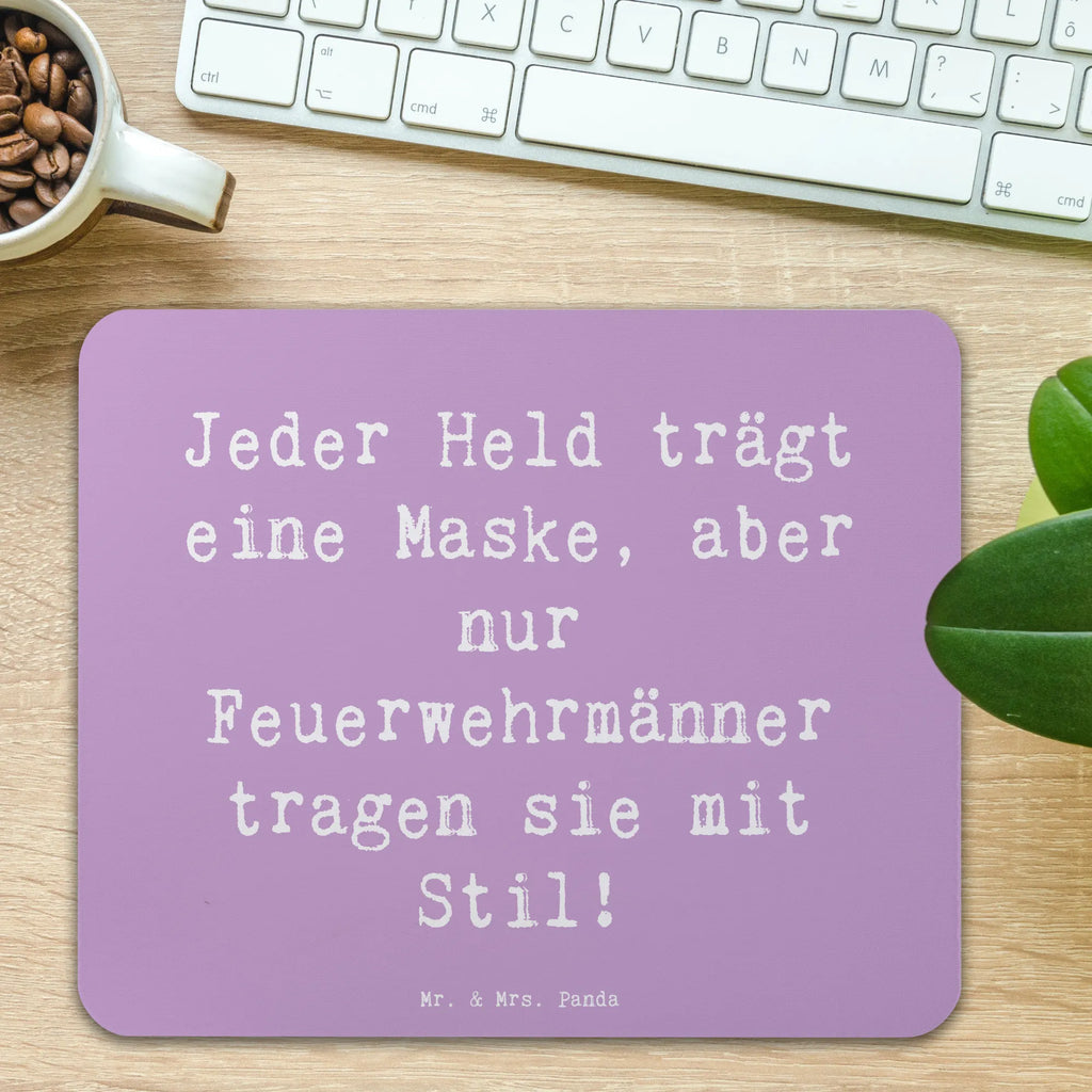 Mouse mat Saying Jeder Held trägt eine Maske, aber nur Feuerwehrmänner tragen sie mit Stil! PC Zubehör, Mauspad, Mausunterlage, Einzigartiges Mauspad, Mauspad Büro, Arbeitszimmer, Computer zubehör, Designer Mauspad, Büroausstattung, Mousepad, Beruf, Ausbildung, Jubiläum, Abschied, Rente, Kollege, Kollegin, Geschenk, Schenken, Arbeitskollege, Mitarbeiter, Firma, Danke, Dankeschön
