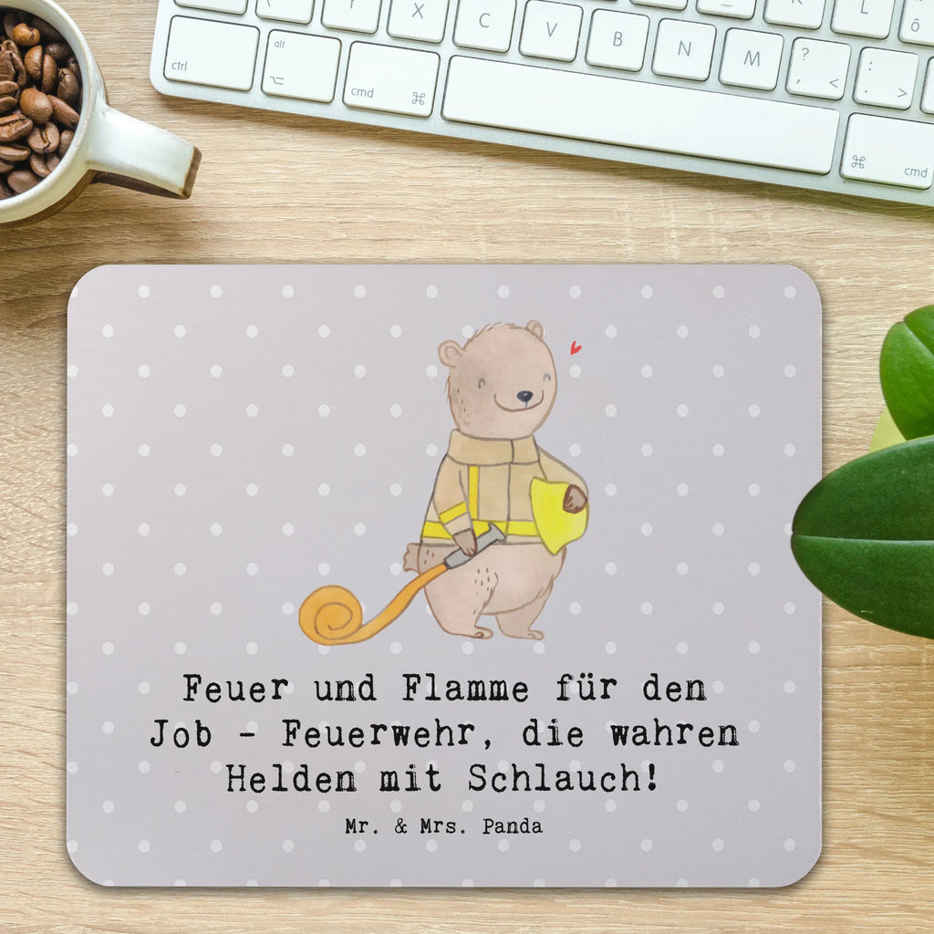 Mouse mat Feuer und Flamme für den Job - Feuerwehr, die wahren Helden mit Schlauch! Mauspad, Arbeitszimmer, Computer zubehör, Designer Mauspad, Büroausstattung, PC Zubehör, Einzigartiges Mauspad, Mauspad Büro, Mousepad, Mausunterlage, Beruf, Ausbildung, Jubiläum, Abschied, Rente, Kollege, Kollegin, Geschenk, Schenken, Arbeitskollege, Mitarbeiter, Firma, Danke, Dankeschön