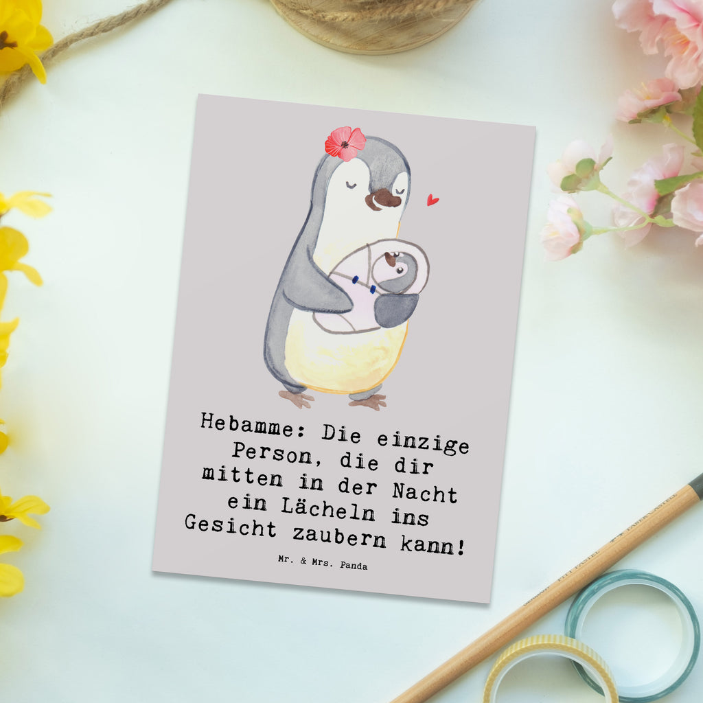Postcard Hebamme: Die einzige Person, die dir mitten in der Nacht ein Lächeln ins Gesicht zaubern kann! Grußkarte, Dankeskarte, Karte, Ansichtskarte, Ansichtskarten, Postkarte, Einladungskarten Geburtstag, Einladung Geburtstag, Einladung, Geburtstagskarte, Einladungskarte, Geschenkkarte, Beruf, Ausbildung, Jubiläum, Abschied, Rente, Kollege, Kollegin, Geschenk, Schenken, Arbeitskollege, Mitarbeiter, Firma, Danke, Dankeschön