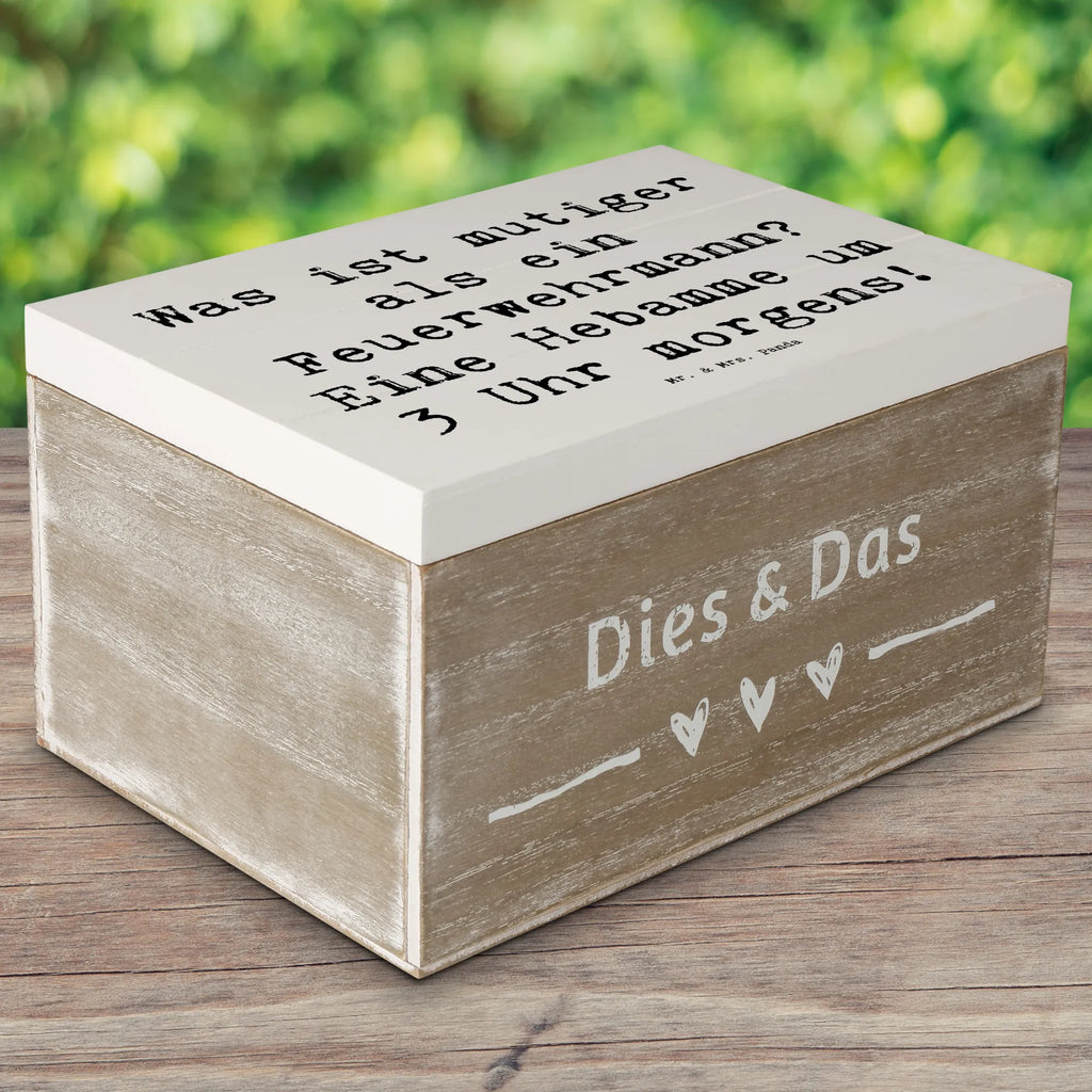 Wooden chest Saying Was ist mutiger als ein Feuerwehrmann? Eine Hebamme um 3 Uhr morgens! Erinnerungskiste, Geschenkdose, XXL, Erinnerungsbox, Geschenkbox, Kiste, Holzkiste, Aufbewahrungsbox, Schatulle, Truhe, Dekokiste, Schatzkiste, Beruf, Ausbildung, Jubiläum, Abschied, Rente, Kollege, Kollegin, Geschenk, Schenken, Arbeitskollege, Mitarbeiter, Firma, Danke, Dankeschön