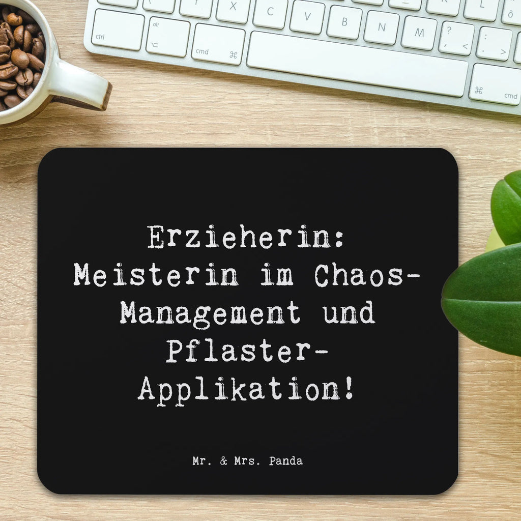 Mouse mat Saying Erzieherin: Meisterin im Chaos-Management und Pflaster-Applikation! Einzigartiges Mauspad, Mauspad, Mauspad Büro, Computer zubehör, PC Zubehör, Arbeitszimmer, Büroausstattung, Designer Mauspad, Mausunterlage, Mousepad, Beruf, Ausbildung, Jubiläum, Abschied, Rente, Kollege, Kollegin, Geschenk, Schenken, Arbeitskollege, Mitarbeiter, Firma, Danke, Dankeschön