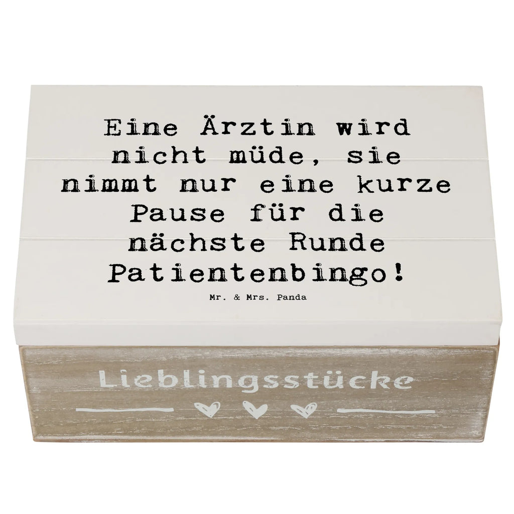 Wooden chest Saying Eine Ärztin wird nicht müde, sie nimmt nur eine kurze Pause für die nächste Runde Patientenbingo! Truhe, XXL, Dekokiste, Schatzkiste, Erinnerungsbox, Holzkiste, Erinnerungskiste, Geschenkdose, Schatulle, Aufbewahrungsbox, Geschenkbox, Kiste, Beruf, Ausbildung, Jubiläum, Abschied, Rente, Kollege, Kollegin, Geschenk, Schenken, Arbeitskollege, Mitarbeiter, Firma, Danke, Dankeschön