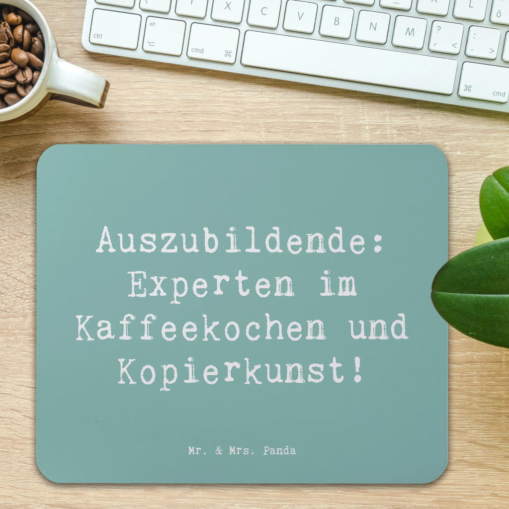 Mauspad Spruch Auszubildende Kaffeekünstler Mousepad, Computer zubehör, Designer Mauspad, Büroausstattung, Mauspad Büro, Mausunterlage, Mauspad, Einzigartiges Mauspad, Arbeitszimmer, PC Zubehör, Beruf, Ausbildung, Jubiläum, Abschied, Rente, Kollege, Kollegin, Geschenk, Schenken, Arbeitskollege, Mitarbeiter, Firma, Danke, Dankeschön