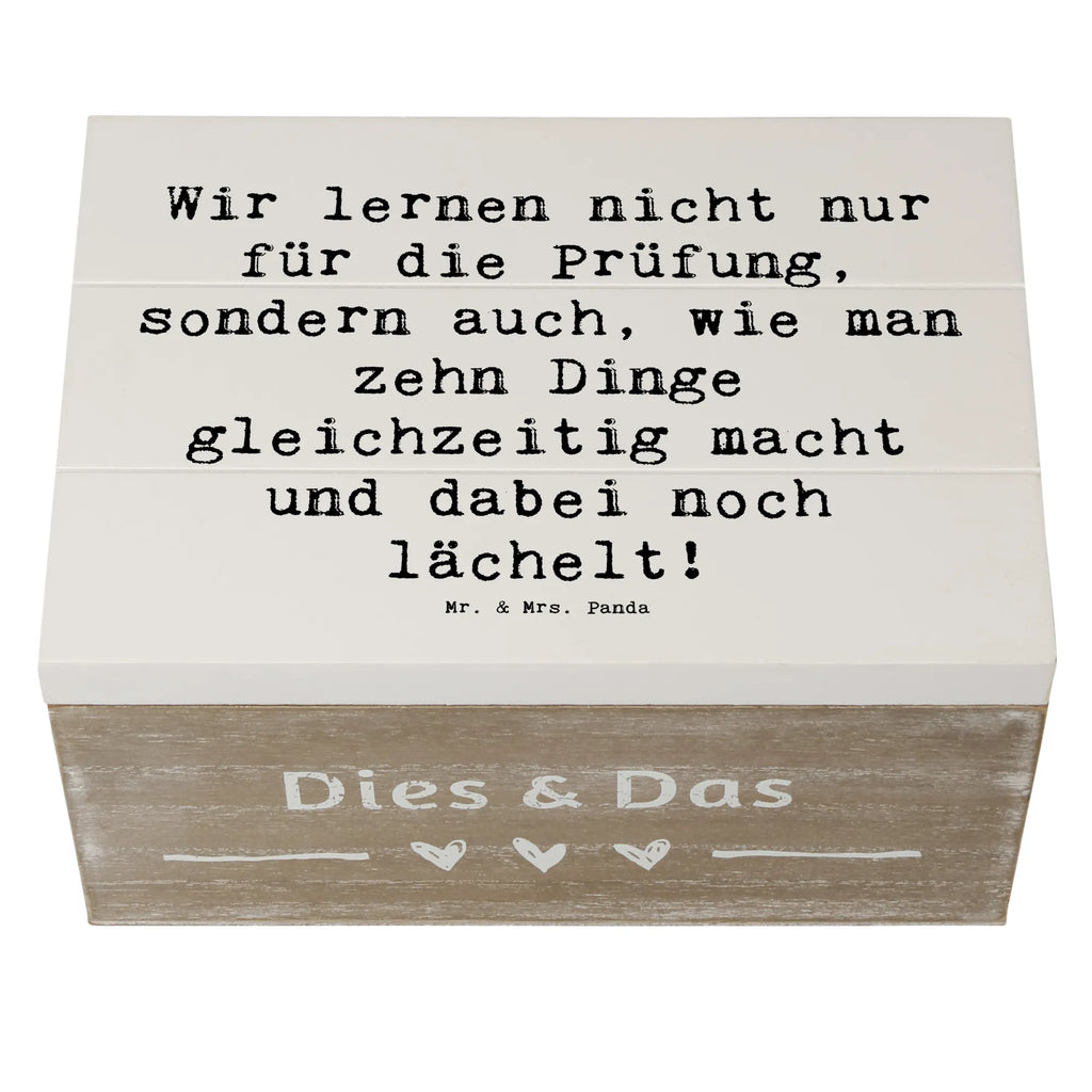 Wooden chest Saying Wir lernen nicht nur für die Prüfung, sondern auch, wie man zehn Dinge gleichzeitig macht und dabei noch lächelt! Schatulle, Erinnerungsbox, Dekokiste, XXL, Kiste, Aufbewahrungsbox, Schatzkiste, Geschenkdose, Erinnerungskiste, Geschenkbox, Holzkiste, Truhe, Beruf, Ausbildung, Jubiläum, Abschied, Rente, Kollege, Kollegin, Geschenk, Schenken, Arbeitskollege, Mitarbeiter, Firma, Danke, Dankeschön