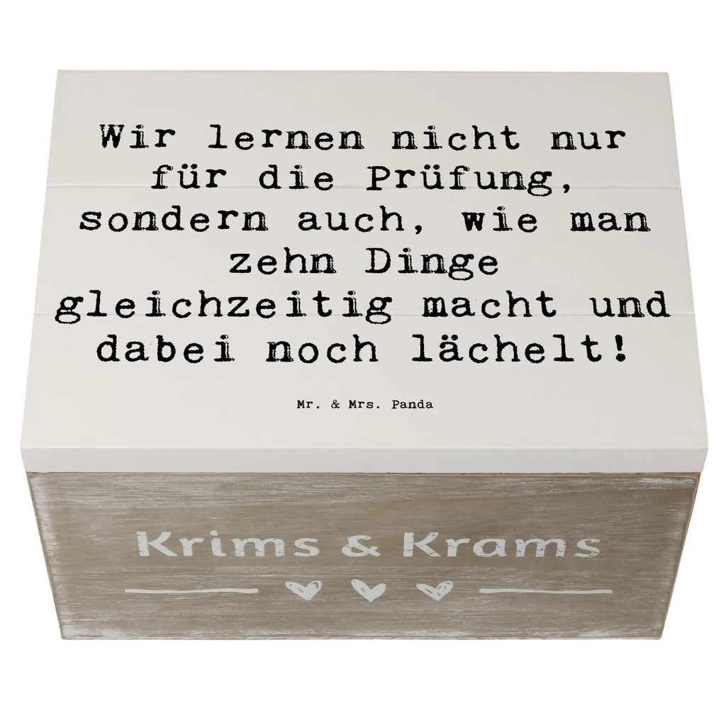 Wooden chest Saying Wir lernen nicht nur für die Prüfung, sondern auch, wie man zehn Dinge gleichzeitig macht und dabei noch lächelt! Schatulle, Erinnerungsbox, Dekokiste, XXL, Kiste, Aufbewahrungsbox, Schatzkiste, Geschenkdose, Erinnerungskiste, Geschenkbox, Holzkiste, Truhe, Beruf, Ausbildung, Jubiläum, Abschied, Rente, Kollege, Kollegin, Geschenk, Schenken, Arbeitskollege, Mitarbeiter, Firma, Danke, Dankeschön