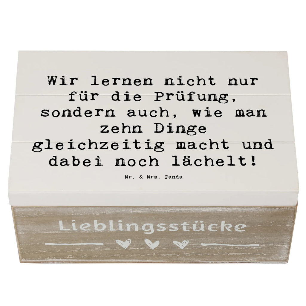 Wooden chest Saying Wir lernen nicht nur für die Prüfung, sondern auch, wie man zehn Dinge gleichzeitig macht und dabei noch lächelt! Schatulle, Erinnerungsbox, Dekokiste, XXL, Kiste, Aufbewahrungsbox, Schatzkiste, Geschenkdose, Erinnerungskiste, Geschenkbox, Holzkiste, Truhe, Beruf, Ausbildung, Jubiläum, Abschied, Rente, Kollege, Kollegin, Geschenk, Schenken, Arbeitskollege, Mitarbeiter, Firma, Danke, Dankeschön