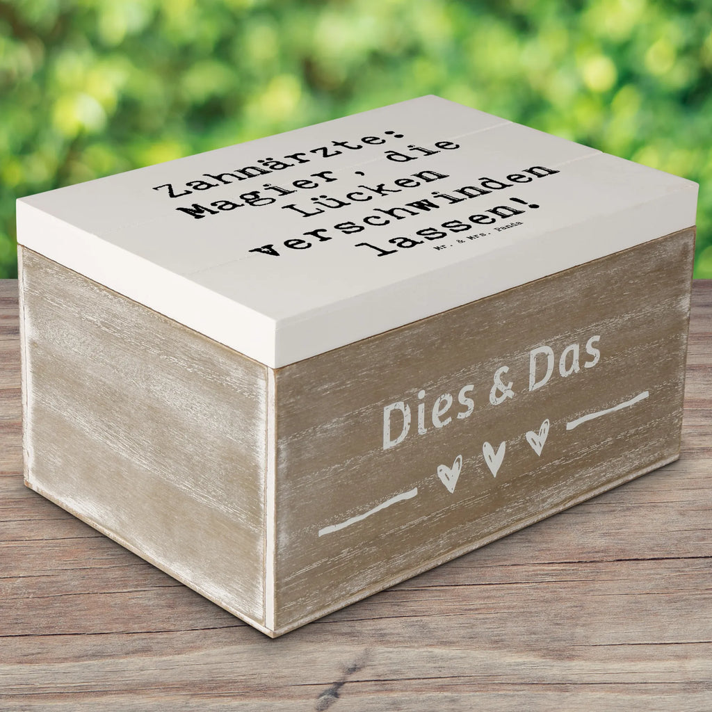 Holzkiste Spruch Zahnarzt Magier Kiste, Aufbewahrungsbox, Geschenkdose, Erinnerungskiste, Erinnerungsbox, XXL, Truhe, Holzkiste, Geschenkbox, Schatzkiste, Schatulle, Dekokiste, Beruf, Ausbildung, Jubiläum, Abschied, Rente, Kollege, Kollegin, Geschenk, Schenken, Arbeitskollege, Mitarbeiter, Firma, Danke, Dankeschön