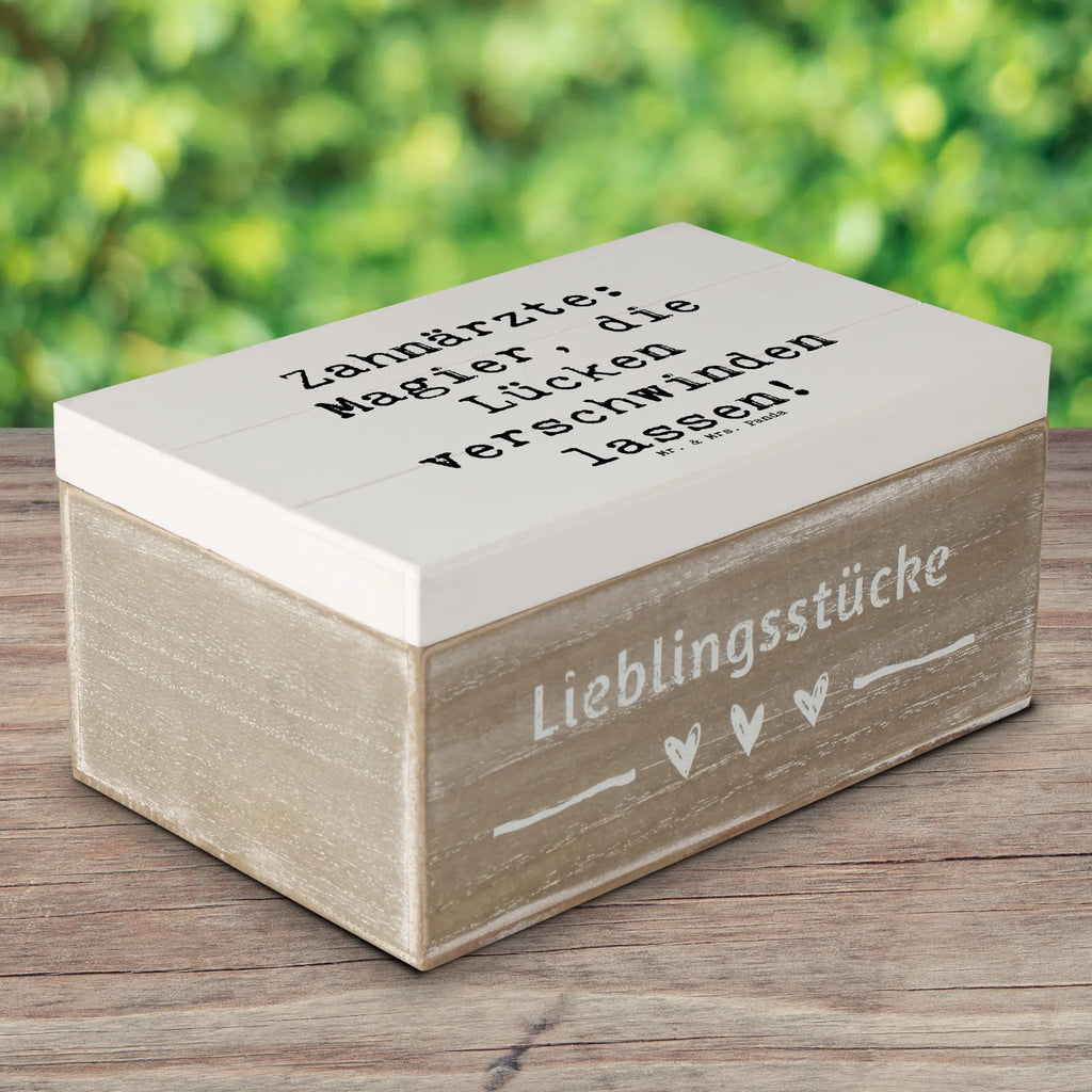 Holzkiste Spruch Zahnarzt Magier Kiste, Aufbewahrungsbox, Geschenkdose, Erinnerungskiste, Erinnerungsbox, XXL, Truhe, Holzkiste, Geschenkbox, Schatzkiste, Schatulle, Dekokiste, Beruf, Ausbildung, Jubiläum, Abschied, Rente, Kollege, Kollegin, Geschenk, Schenken, Arbeitskollege, Mitarbeiter, Firma, Danke, Dankeschön