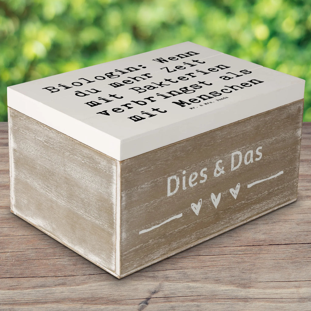 Wooden chest Saying Biologin: Wenn du mehr Zeit mit Bakterien verbringst als mit Menschen Schatulle, Holzkiste, Erinnerungskiste, Schatzkiste, Dekokiste, Kiste, Erinnerungsbox, Aufbewahrungsbox, Geschenkdose, Truhe, XXL, Geschenkbox, Beruf, Ausbildung, Jubiläum, Abschied, Rente, Kollege, Kollegin, Geschenk, Schenken, Arbeitskollege, Mitarbeiter, Firma, Danke, Dankeschön