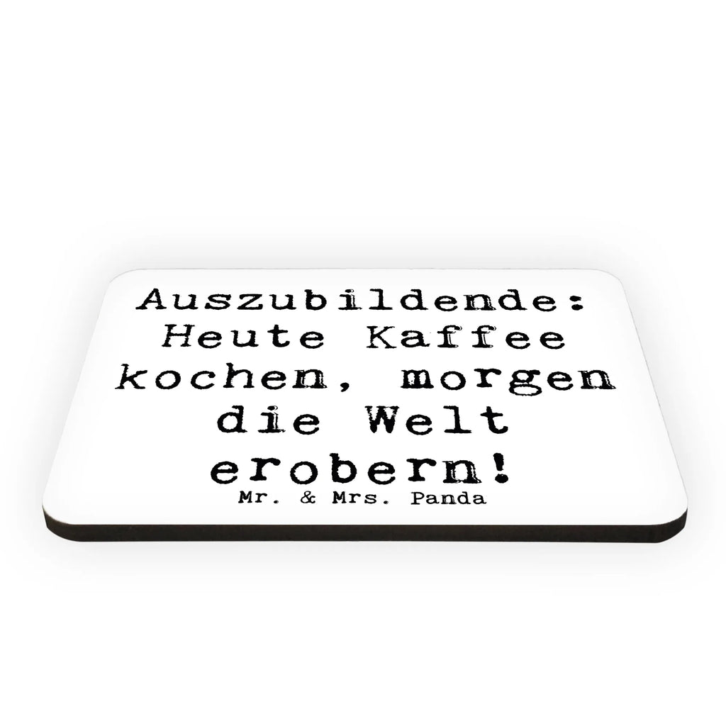 Magnet Saying Auszubildende: Heute Kaffee kochen, morgen die Welt erobern! Motivmagnete, Souvenir Magnet, Notiz Magnet, Pinnwandmagnet, Whiteboard Magnet, Dekomagnet, Kühlschrankmagnet, Kühlschrank Dekoration, Beruf, Ausbildung, Jubiläum, Abschied, Rente, Kollege, Kollegin, Geschenk, Schenken, Arbeitskollege, Mitarbeiter, Firma, Danke, Dankeschön