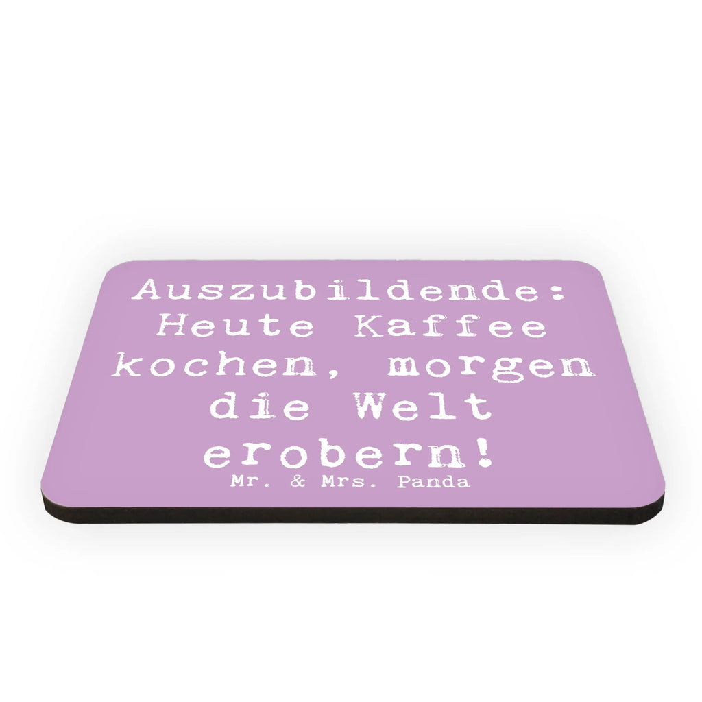 Magnet Saying Auszubildende: Heute Kaffee kochen, morgen die Welt erobern! Motivmagnete, Souvenir Magnet, Notiz Magnet, Pinnwandmagnet, Whiteboard Magnet, Dekomagnet, Kühlschrankmagnet, Kühlschrank Dekoration, Beruf, Ausbildung, Jubiläum, Abschied, Rente, Kollege, Kollegin, Geschenk, Schenken, Arbeitskollege, Mitarbeiter, Firma, Danke, Dankeschön