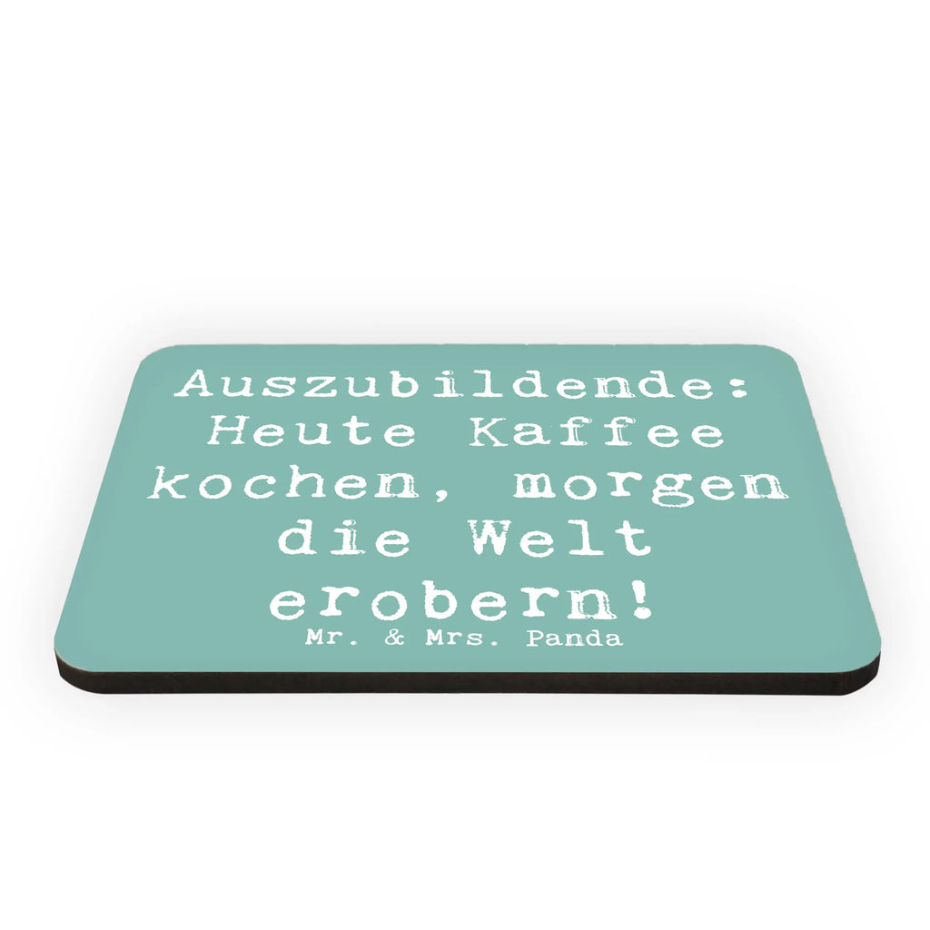 Magnet Saying Auszubildende: Heute Kaffee kochen, morgen die Welt erobern! Motivmagnete, Souvenir Magnet, Notiz Magnet, Pinnwandmagnet, Whiteboard Magnet, Dekomagnet, Kühlschrankmagnet, Kühlschrank Dekoration, Beruf, Ausbildung, Jubiläum, Abschied, Rente, Kollege, Kollegin, Geschenk, Schenken, Arbeitskollege, Mitarbeiter, Firma, Danke, Dankeschön