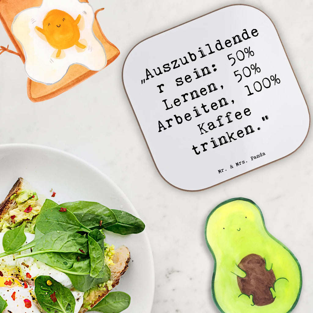 Square coaster Saying „Auszubildender sein: 50% Lernen, 50% Arbeiten, 100% Kaffee trinken.“ Untersetzer, Holzuntersetzer, Glasuntersetzer, Korkuntersetzer, Getränkeuntersetzer, Untersetzer Design, Untersetzer für Gläser, Bierdeckel, Untersetzer Gläser, Tassen Untersetzer, Untersetzer Holz, Untersetzer aus Holz, Beruf, Ausbildung, Jubiläum, Abschied, Rente, Kollege, Kollegin, Geschenk, Schenken, Arbeitskollege, Mitarbeiter, Firma, Danke, Dankeschön