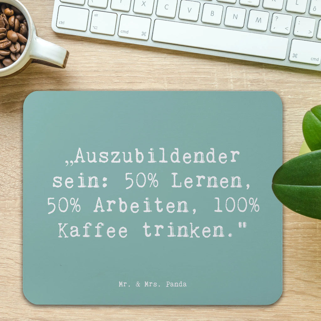 Mouse mat Saying „Auszubildender sein: 50% Lernen, 50% Arbeiten, 100% Kaffee trinken.“ Mauspad, Mousepad, Mauspad Büro, Arbeitszimmer, Computer zubehör, PC Zubehör, Einzigartiges Mauspad, Mausunterlage, Büroausstattung, Designer Mauspad, Beruf, Ausbildung, Jubiläum, Abschied, Rente, Kollege, Kollegin, Geschenk, Schenken, Arbeitskollege, Mitarbeiter, Firma, Danke, Dankeschön