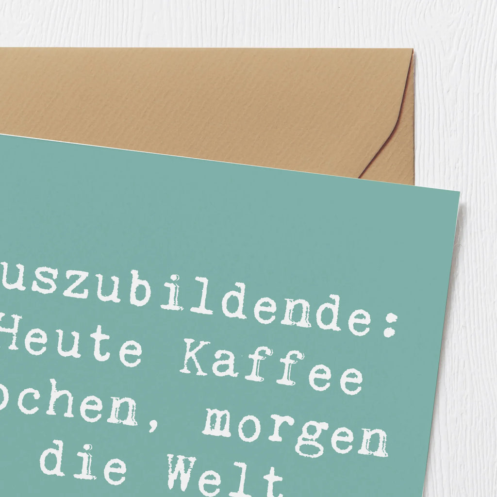Deluxe Card Saying Auszubildende: Heute Kaffee kochen, morgen die Welt erobern! Karte, Hochzeitskarte, Geburtstagskarte, Hochwertige Klappkarte, Einladungskarte, Hochwertige Grußkarte, Klappkarte, Grußkarte, Glückwunschkarte, Beruf, Ausbildung, Jubiläum, Abschied, Rente, Kollege, Kollegin, Geschenk, Schenken, Arbeitskollege, Mitarbeiter, Firma, Danke, Dankeschön