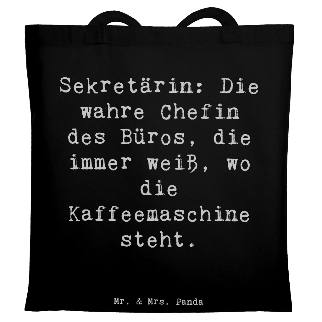 Tragetasche Spruch Sekretärin: Die wahre Chefin des Büros, die immer weiß, wo die Kaffeemaschine steht. Shopper, Stoffbeutel, Einkaufstüte, Strandtasche, Tragetasche, Beuteltasche, Einkaufstasche, Stofftasche, Jutebeutel, Badetasche, Jutetasche, Schultertasche, Tasche, Beutel, Umhängetasche, Laptoptasche, Beruf, Ausbildung, Jubiläum, Abschied, Rente, Kollege, Kollegin, Geschenk, Schenken, Arbeitskollege, Mitarbeiter, Firma, Danke, Dankeschön