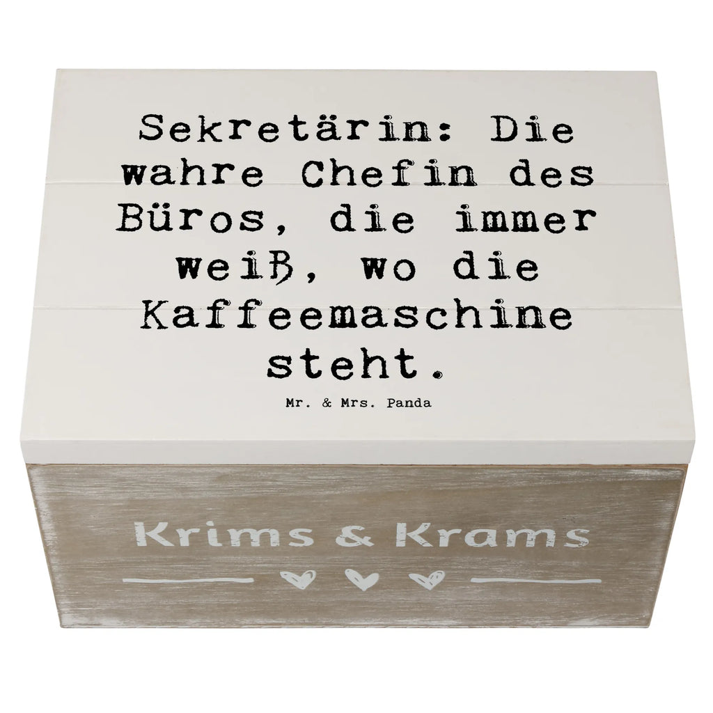 Holzkiste Spruch Sekretärin: Die wahre Chefin des Büros, die immer weiß, wo die Kaffeemaschine steht. Erinnerungsbox, XXL, Geschenkbox, Schatzkiste, Erinnerungskiste, Aufbewahrungsbox, Truhe, Dekokiste, Kiste, Schatulle, Holzkiste, Geschenkdose, Beruf, Ausbildung, Jubiläum, Abschied, Rente, Kollege, Kollegin, Geschenk, Schenken, Arbeitskollege, Mitarbeiter, Firma, Danke, Dankeschön