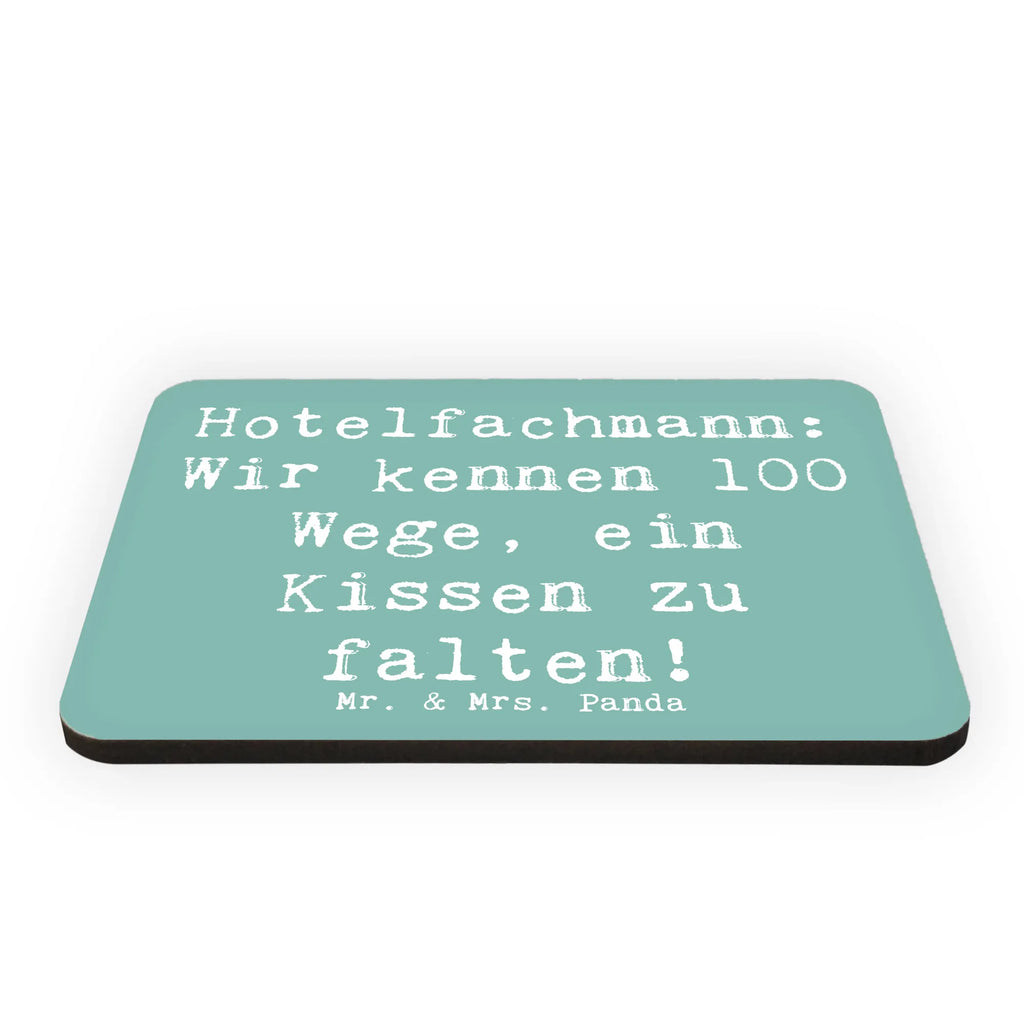 Magnet Spruch Hotelfachmann: Wir kennen 100 Wege, ein Kissen zu falten! Notiz Magnet, Kühlschrank Dekoration, Whiteboard Magnet, Souvenir Magnet, Kühlschrankmagnet, Motivmagnete, Dekomagnet, Pinnwandmagnet, Beruf, Ausbildung, Jubiläum, Abschied, Rente, Kollege, Kollegin, Geschenk, Schenken, Arbeitskollege, Mitarbeiter, Firma, Danke, Dankeschön