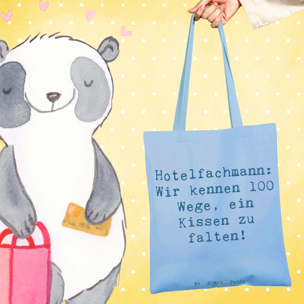 Tragetasche Spruch Hotelfachmann: Wir kennen 100 Wege, ein Kissen zu falten! Beuteltasche, Beutel, Einkaufstasche, Jutebeutel, Stoffbeutel, Tasche, Shopper, Umhängetasche, Strandtasche, Schultertasche, Stofftasche, Tragetasche, Badetasche, Jutetasche, Einkaufstüte, Laptoptasche, Beruf, Ausbildung, Jubiläum, Abschied, Rente, Kollege, Kollegin, Geschenk, Schenken, Arbeitskollege, Mitarbeiter, Firma, Danke, Dankeschön