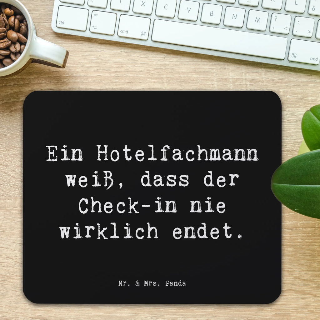 Mauspad Spruch Ein Hotelfachmann weiß, dass der Check-in nie wirklich endet. Einzigartiges Mauspad, PC Zubehör, Mausunterlage, Mousepad, Arbeitszimmer, Mauspad Büro, Designer Mauspad, Mauspad, Computer zubehör, Büroausstattung, Beruf, Ausbildung, Jubiläum, Abschied, Rente, Kollege, Kollegin, Geschenk, Schenken, Arbeitskollege, Mitarbeiter, Firma, Danke, Dankeschön