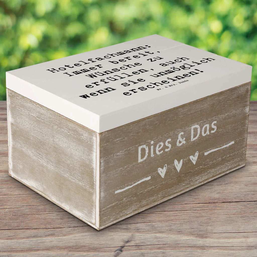 Holzkiste Spruch Hotelfachmann: Immer bereit, Wünsche zu erfüllen, auch wenn sie unmöglich erscheinen! Erinnerungskiste, Geschenkdose, Kiste, Schatzkiste, Geschenkbox, Erinnerungsbox, Truhe, XXL, Schatulle, Dekokiste, Holzkiste, Aufbewahrungsbox, Beruf, Ausbildung, Jubiläum, Abschied, Rente, Kollege, Kollegin, Geschenk, Schenken, Arbeitskollege, Mitarbeiter, Firma, Danke, Dankeschön