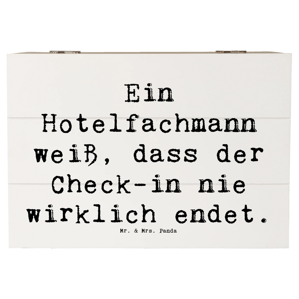 Holzkiste Spruch Ein Hotelfachmann weiß, dass der Check-in nie wirklich endet. XXL, Erinnerungsbox, Dekokiste, Truhe, Holzkiste, Schatzkiste, Aufbewahrungsbox, Schatulle, Geschenkdose, Kiste, Erinnerungskiste, Geschenkbox, Beruf, Ausbildung, Jubiläum, Abschied, Rente, Kollege, Kollegin, Geschenk, Schenken, Arbeitskollege, Mitarbeiter, Firma, Danke, Dankeschön