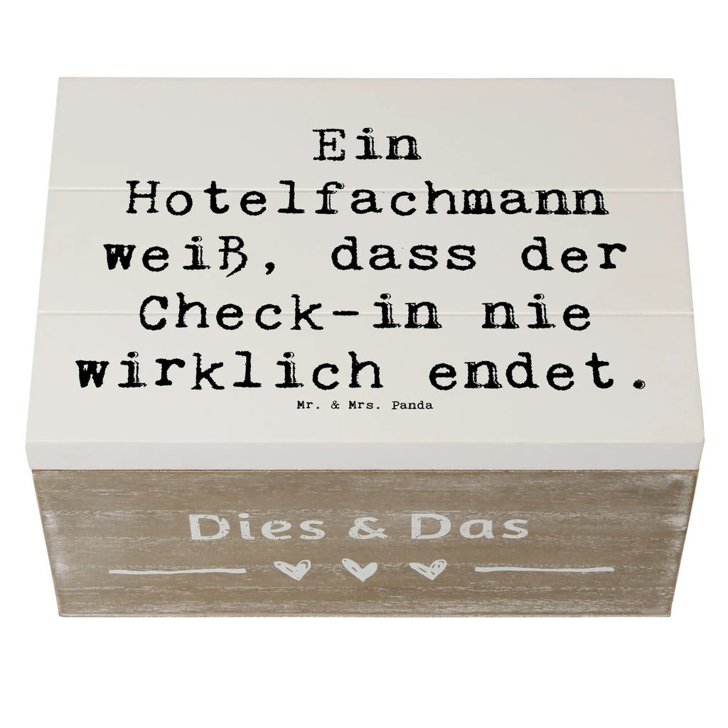 Holzkiste Spruch Ein Hotelfachmann weiß, dass der Check-in nie wirklich endet. XXL, Erinnerungsbox, Dekokiste, Truhe, Holzkiste, Schatzkiste, Aufbewahrungsbox, Schatulle, Geschenkdose, Kiste, Erinnerungskiste, Geschenkbox, Beruf, Ausbildung, Jubiläum, Abschied, Rente, Kollege, Kollegin, Geschenk, Schenken, Arbeitskollege, Mitarbeiter, Firma, Danke, Dankeschön
