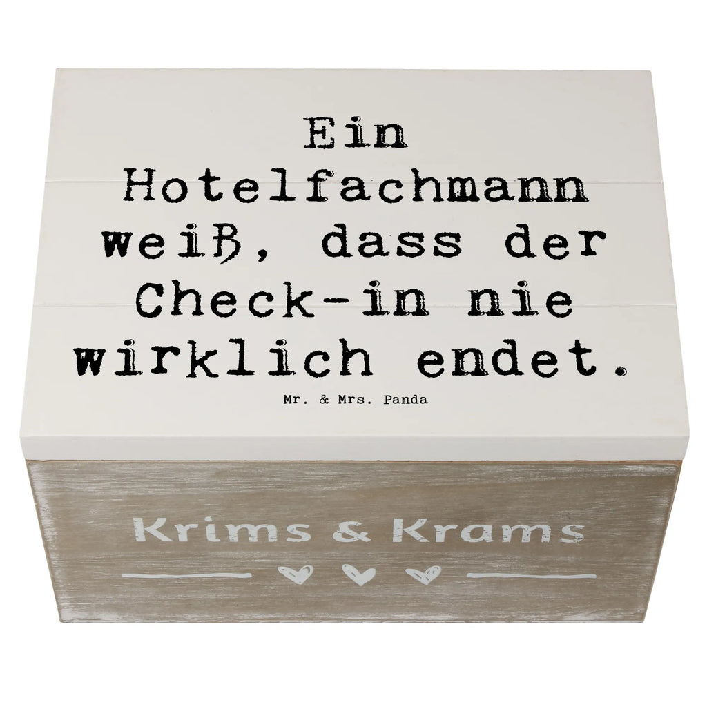 Holzkiste Spruch Ein Hotelfachmann weiß, dass der Check-in nie wirklich endet. XXL, Erinnerungsbox, Dekokiste, Truhe, Holzkiste, Schatzkiste, Aufbewahrungsbox, Schatulle, Geschenkdose, Kiste, Erinnerungskiste, Geschenkbox, Beruf, Ausbildung, Jubiläum, Abschied, Rente, Kollege, Kollegin, Geschenk, Schenken, Arbeitskollege, Mitarbeiter, Firma, Danke, Dankeschön