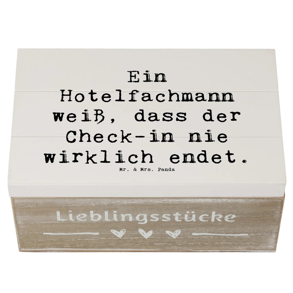 Holzkiste Spruch Ein Hotelfachmann weiß, dass der Check-in nie wirklich endet. XXL, Erinnerungsbox, Dekokiste, Truhe, Holzkiste, Schatzkiste, Aufbewahrungsbox, Schatulle, Geschenkdose, Kiste, Erinnerungskiste, Geschenkbox, Beruf, Ausbildung, Jubiläum, Abschied, Rente, Kollege, Kollegin, Geschenk, Schenken, Arbeitskollege, Mitarbeiter, Firma, Danke, Dankeschön