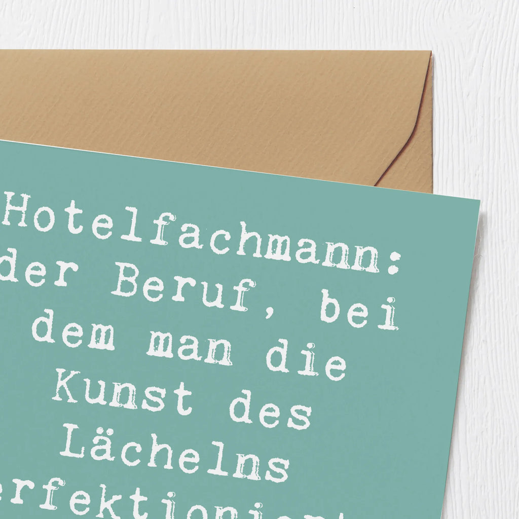 Deluxe Karte Spruch Hotelfachmann: der Beruf, bei dem man die Kunst des Lächelns perfektioniert, selbst um 3 Uhr morgens. Grußkarte, Glückwunschkarte, Karte, Hochwertige Klappkarte, Hochzeitskarte, Einladungskarte, Hochwertige Grußkarte, Klappkarte, Geburtstagskarte, Beruf, Ausbildung, Jubiläum, Abschied, Rente, Kollege, Kollegin, Geschenk, Schenken, Arbeitskollege, Mitarbeiter, Firma, Danke, Dankeschön
