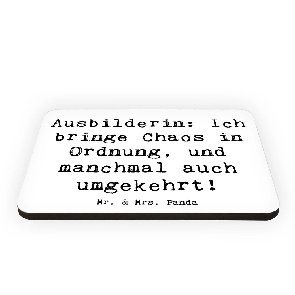 Magnet Spruch Ausbilderin: Ich bringe Chaos in Ordnung, und manchmal auch umgekehrt! haftmagnet, rechteckmagnet, mdf holz magnet, magnet mit motiv, holz whiteboardmagnet, notizmagnet, designmagnet, einkaufszettelmagnet, bildmagnet, Notizhalter, Fridge Magnet, büromagnet, magnet, magnet holz, küchenmagnet, Pinnwandmagnet, spruchmagnet, holz kühlschrankmagnet, magnet für kühlschrank, holzmagnet, Dekomagnet, wandmagnet, whiteboardmagnet, Kühlschrankmagnet, mdf magnet, tafelmagnet, memomagnet, magnet mit spruch, Geschenk, Schenken, Jubiläum, Danke, Dankeschön, Beruf, Ausbildung, Abschied, Rente, Kollege, Kollegin, Arbeitskollege, Mitarbeiter, Firma