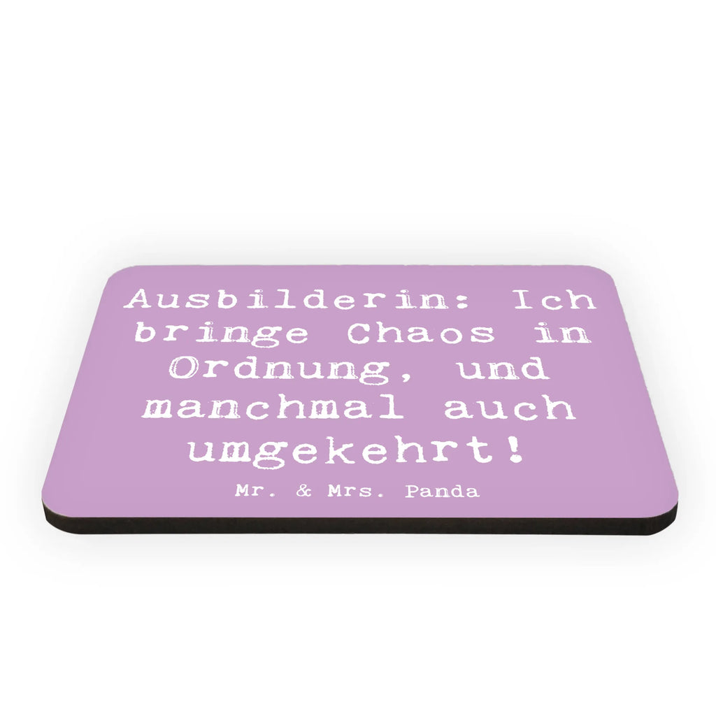 Magnet Spruch Ausbilderin: Ich bringe Chaos in Ordnung, und manchmal auch umgekehrt! haftmagnet, rechteckmagnet, mdf holz magnet, magnet mit motiv, holz whiteboardmagnet, notizmagnet, designmagnet, einkaufszettelmagnet, bildmagnet, Notizhalter, Fridge Magnet, büromagnet, magnet, magnet holz, küchenmagnet, Pinnwandmagnet, spruchmagnet, holz kühlschrankmagnet, magnet für kühlschrank, holzmagnet, Dekomagnet, wandmagnet, whiteboardmagnet, Kühlschrankmagnet, mdf magnet, tafelmagnet, memomagnet, magnet mit spruch, Geschenk, Schenken, Jubiläum, Danke, Dankeschön, Beruf, Ausbildung, Abschied, Rente, Kollege, Kollegin, Arbeitskollege, Mitarbeiter, Firma