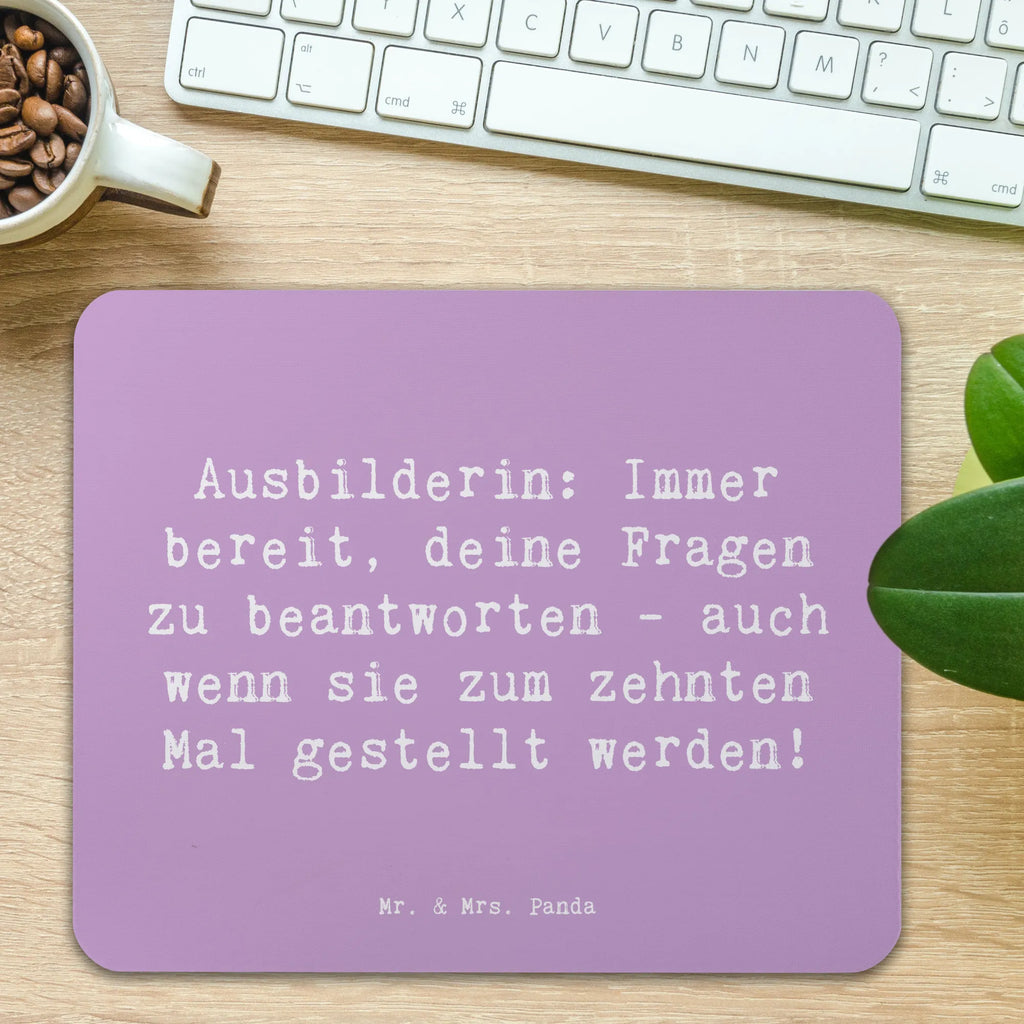 Mauspad Spruch Ausbilderin: Immer bereit, deine Fragen zu beantworten - auch wenn sie zum zehnten Mal gestellt werden! Arbeitszimmer, Computer, Mausmatte, Mousepad, Mauspad Büro, Computer zubehör, Büroausstattung, Schenken, Designer Mauspad, Laptop, Bürobedarf, Lernen, PC Zubehör, Mauspad, Mausunterlage, Einzigartiges Mauspad, Home Office, Geschenk, Jubiläum, Danke, Dankeschön, Beruf, Ausbildung, Abschied, Rente, Kollege, Kollegin, Arbeitskollege, Mitarbeiter, Firma