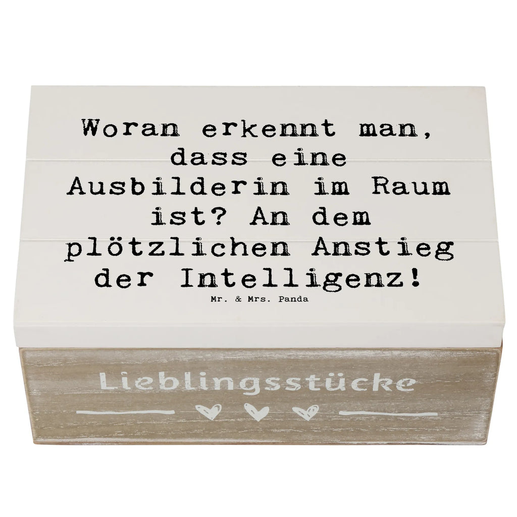 Holzkiste Spruch Woran erkennt man, dass eine Ausbilderin im Raum ist? An dem plötzlichen Anstieg der Intelligenz! Erinnerungskiste, Geschenkdose, Schatzkiste, Truhe, Dekokiste, Holzkiste, Geschenkbox, XXL, Schatulle, Kiste, Erinnerungsbox, Aufbewahrungsbox, Beruf, Ausbildung, Jubiläum, Abschied, Rente, Kollege, Kollegin, Geschenk, Schenken, Arbeitskollege, Mitarbeiter, Firma, Danke, Dankeschön