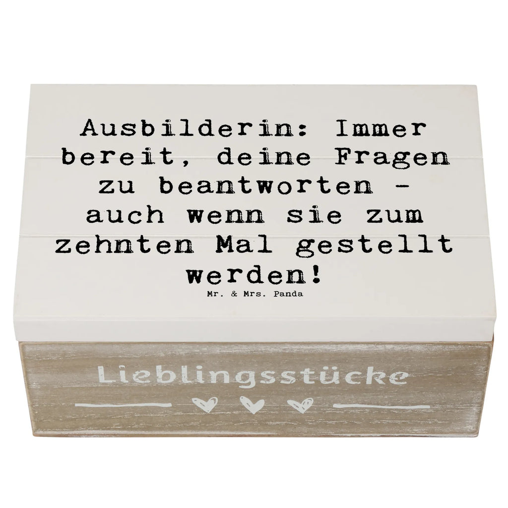 Wooden chest Saying Ausbilderin: Immer bereit, deine Fragen zu beantworten - auch wenn sie zum zehnten Mal gestellt werden! Schatulle, aufbewahrungstruhe, Holzkisten, Holz Aufbewahrungsbox, holzkästchen, Holzkiste mit Deckel, Holztruhe, Aufbewahrungsbox aus Holz, box holz, holzschatulle, Aufbewahrungsbox, Box aus Holz, holzschachtel, Holzbox mit Deckel, Holzbox, Holzboxen, truhe holz, Holzkiste, aufbewahrungskiste mit deckel, aufbewahrungsboxen, Aufbewahrungskiste, Aufbewahrungsbox Holz, aufbewahrungskisten, holztruhen, kiste holz, Geschenk, Danke, Dankeschön, Schenken, Beruf, Ausbildung, Abschied, Rente, Kollege, Kollegin, Arbeitskollege, Mitarbeiter, Jubiläum, Firma