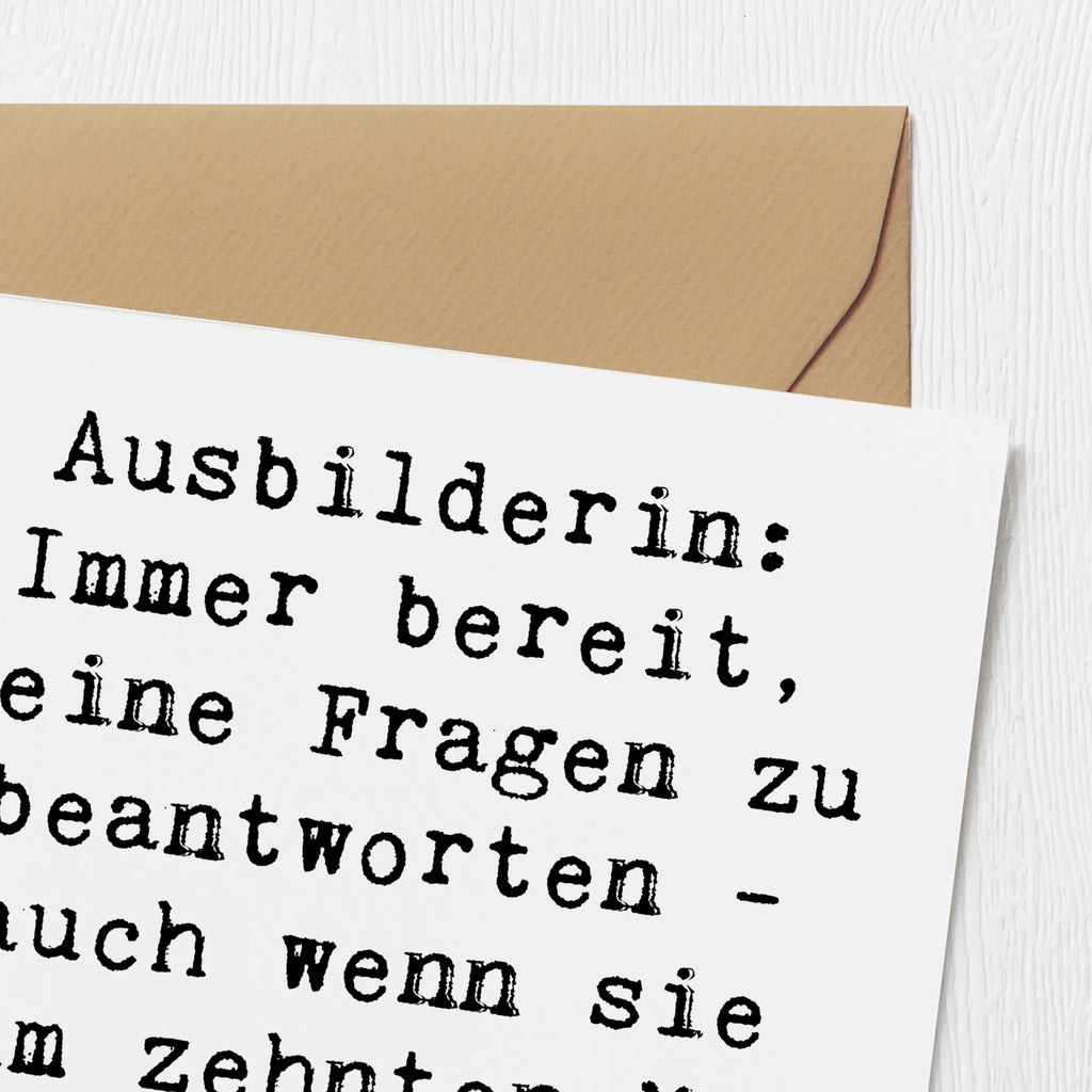 Deluxe Karte Spruch Ausbilderin: Immer bereit, deine Fragen zu beantworten - auch wenn sie zum zehnten Mal gestellt werden! Hochwertige Klappkarte, Einladungskarte, Glückwunschkarte, Karte, Hochzeitskarte, Hochwertige Grußkarte, Klappkarte, Grußkarte, Geburtstagskarte, Beruf, Ausbildung, Jubiläum, Abschied, Rente, Kollege, Kollegin, Geschenk, Schenken, Arbeitskollege, Mitarbeiter, Firma, Danke, Dankeschön
